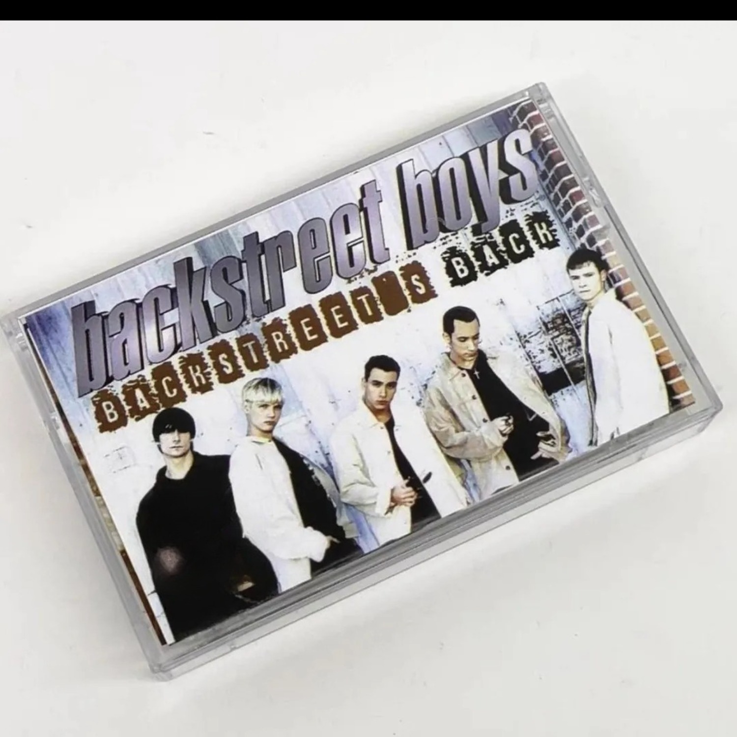 Audio Music For - Vintage Analog Pop Gesangsaudio-Kassette Boygroup-Harmonie-Tracks Retro-Ziegelwand-Porträt-Cover